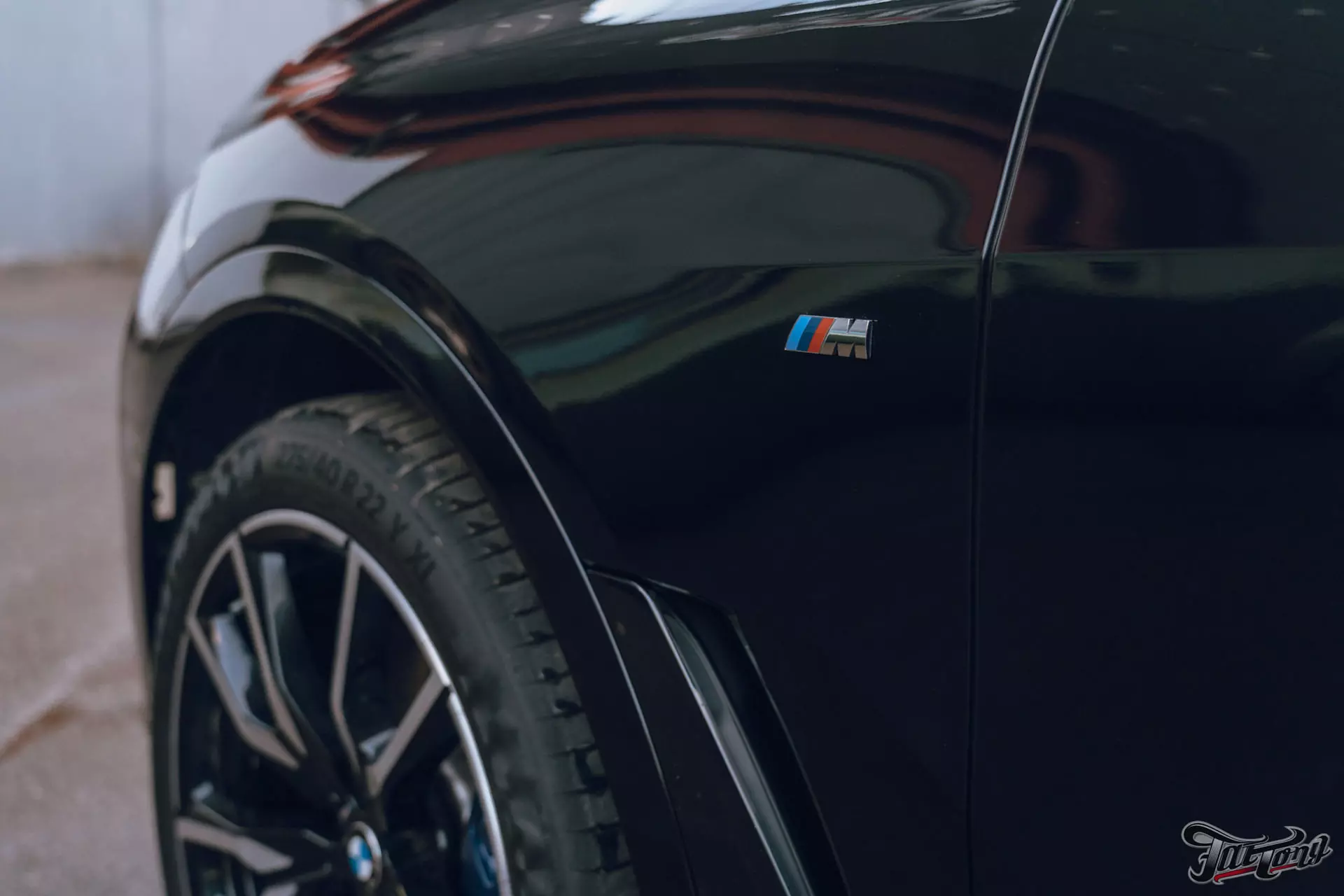 BMW X7. Оклейка кузова в глянцевый полиуретан